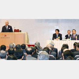 昨３日、経団連定時総会に出席した安倍首相と麻生副総理／（Ｃ）日刊ゲンダイ
