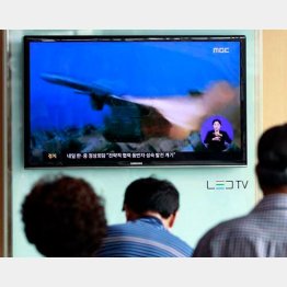 北朝鮮のニュースを見るソウル市民（2日）／（Ｃ）ＡＰ