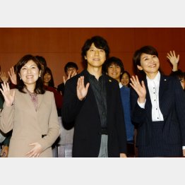 左から原作者・柚月裕子氏、上川隆也、松下由樹／（Ｃ）日刊ゲンダイ