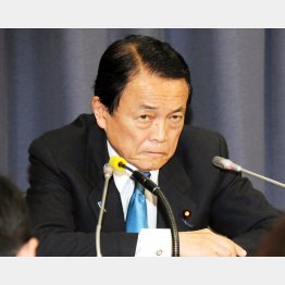 麻生財務相も渋い表情（Ｃ）日刊ゲンダイ