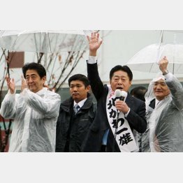 １４年衆院選大阪16区の公明党（左は安倍首相）（Ｃ）日刊ゲンダイ