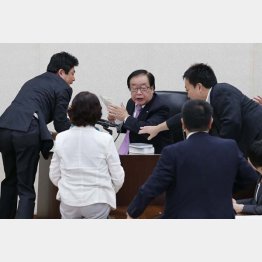 民主議員が詰め寄るなか審議終了散会宣言する渡辺委員長（Ｃ）日刊ゲンダイ