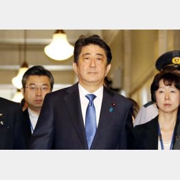 １５日午前、衆院平和安全法制特別委員会に向かう安倍首相（Ｃ）日刊ゲンダイ