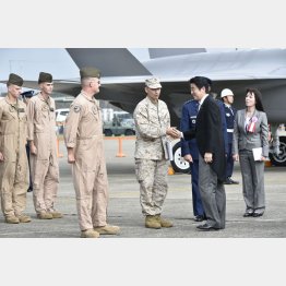 １４年の自衛隊航空観閲式での安倍晋三首相（Ｃ）日刊ゲンダイ