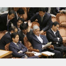 大勢からレクチャーを受ける中谷元防衛相（中央）（Ｃ）日刊ゲンダイ