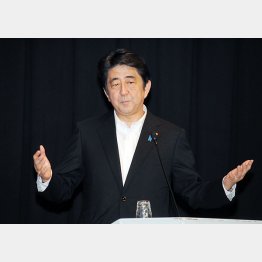 14年8月、集団的自衛権について政策説明をする安倍首相（Ｃ）日刊ゲンダイ