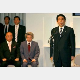 2006年自民党総裁選 当選の挨拶をする安倍新総裁（Ｃ）日刊ゲンダイ