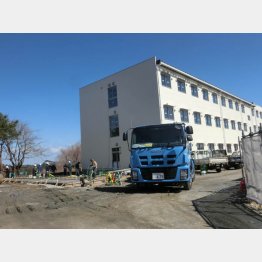 広野小学校敷地内に建設中の寮（Ｃ）岡邦行