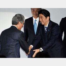 握手をする安倍首相（右）と榊原経団連会長（Ｃ）日刊ゲンダイ