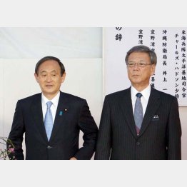 菅官房長官（左）と翁長知事（Ｃ）日刊ゲンダイ