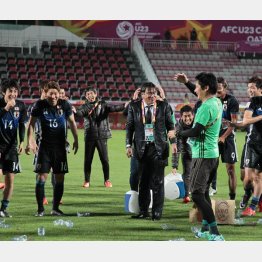 選手から”祝福”の水をかけられた手倉森監督（Ｃ）六川則夫／ラ・ストラーダ