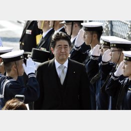 海上自衛隊観艦式での安倍首相（Ｃ）日刊ゲンダイ