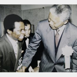 マンデラ大統領（右）とサンコンさん／（提供写真）