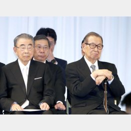 入社式には仲良く出席したが（左・鈴木会長と伊藤名誉会長）／（Ｃ）日刊ゲンダイ