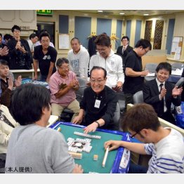 ８社対抗の麻雀大会で初代チャンピオンに（提供写真）