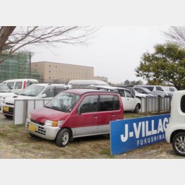 作業員の駐車場と化したＪヴィレッジのサッカー場（Ｃ）岡邦行