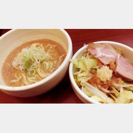 麺処一笑の「らーめん」とトッピングの「スタベジ」（Ｃ）日刊ゲンダイ