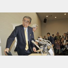 引退会見にのぞんだ鈴木会長（Ｃ）日刊ゲンダイ