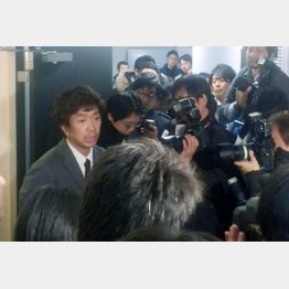 キースツアーの福田万吉社長（左）は「不在」だった…（写真は１月当時の会見）／（Ｃ）日刊ゲンダイ