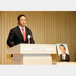 北海道５区補選で当選を決めた和田義明氏（右は故・町村信孝氏の写真）／（Ｃ）日刊ゲンダイ