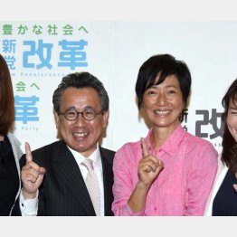 新党改革から東京選挙区で出馬する女優の高樹沙耶（荒井議員と）／（Ｃ）日刊ゲンダイ