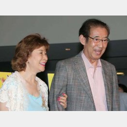 仲睦まじい高島夫妻（Ｃ）日刊ゲンダイ