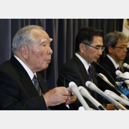 信頼回復には時間がかかる（スズキの鈴木修会長＝手前）／（Ｃ）日刊ゲンダイ