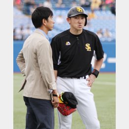 ソフトバンクの内川選手に話を聞く筆者（Ｃ）日刊ゲンダイ