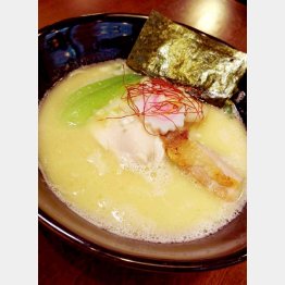 「鶏ラーメン　ＴＯＫＵ」の鶏白湯ラーメン／（Ｃ）日刊ゲンダイ