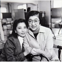 大原麗子（左）とのツーショット（提供写真）