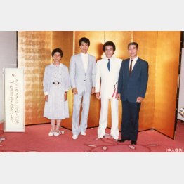 両親と（伝蔵さん・９０歳、春枝さん・故人＝８４歳）／（提供写真）