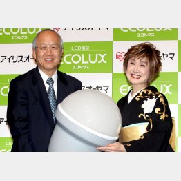 2010年、LED電球のCMに小林幸子を起用（左は大山社長）（Ｃ）日刊ゲンダイ