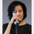 息子逮捕の謝罪会見をする高畑淳子（Ｃ）日刊ゲンダイ