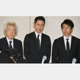 ３人が勢揃い（左から小泉純一郎元首相、孝太郎氏、進次郎氏）／（Ｃ）日刊ゲンダイ