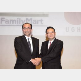 ファミマの中山社長（右）とユニーグループＨＤの佐古社長／（Ｃ）日刊ゲンダイ