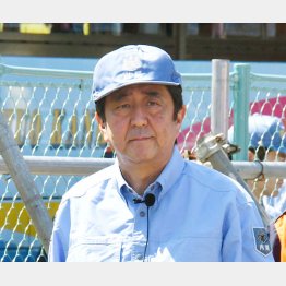9月1日は防災服(C)日刊ゲンダイ
