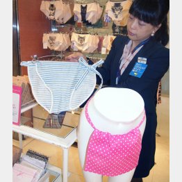 人気上昇中！（西武池袋店で）／（Ｃ）日刊ゲンダイ