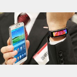 GALAXYとウエアラブル端末機器「Gear Fit」／（Ｃ）日刊ゲンダイ