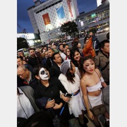 男はバッドマンの衣装がオススメ（写真は２０１５年の渋谷ハロウィーン）／（Ｃ）日刊ゲンダイ