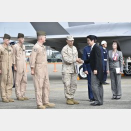 自衛隊航空観閲式で米軍にあいさつする安倍首相（Ｃ）日刊ゲンダイ