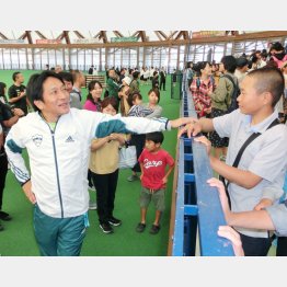 出雲駅伝後、地元小学生に話しかける（Ｃ）日刊ゲンダイ