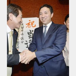 福岡でも圧勝（当選を決め支持者と握手する鳩山二郎氏）／（Ｃ）共同通信社