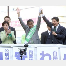 打算と欺瞞（若狭候補の応援に駆け付けた安倍首相と小池都知事）／（Ｃ）日刊ゲンダイ