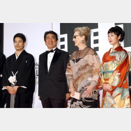 お気楽なもんだ（東京国際映画祭のレッドカーペットに登場した安倍首相）／（Ｃ）日刊ゲンダイ