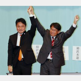 再選した松原仁会長（右）と柿沢未途衆院議員（Ｃ）日刊ゲンダイ