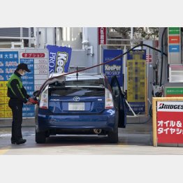 ガソリンスタンドとの関係は深い(C)日刊ゲンダイ