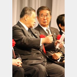 東京五輪招致に向けた決起集会で話し込む森会長と石原都知事（０９年当時）／（Ｃ）日刊ゲンダイ