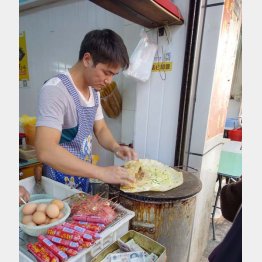 煎餅の店は路上で見つけよう（Ｃ）日刊ゲンダイ