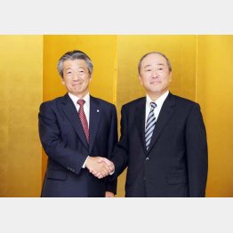 握手する昭和シェルの亀岡社長（左）と出光の月岡社長／（Ｃ）日刊ゲンダイ