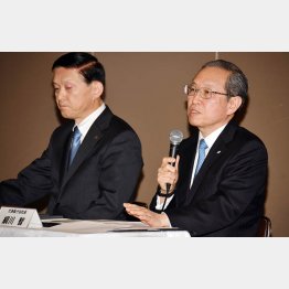 27日、原発事業の縮小や大幅見直しを発表する東芝の綱川智社長ら（Ｃ）日刊ゲンダイ